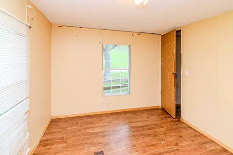 Bedroom - 1207 Logan Rd, Springfield, KY 40069 photo 6 of 9