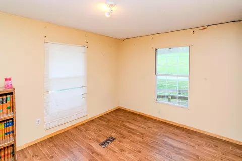 Bedroom - 1207 Logan Rd, Springfield, KY 40069 photo 5 of 9