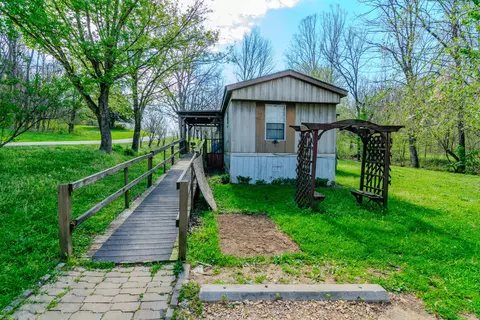 Exterior - 1207 Logan Rd, Springfield, KY 40069 photo 5 of 16