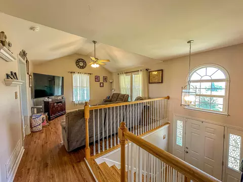 Entry Way - 204 Saddle Brook Ct, Berea, KY 40403 photo 2 of 3