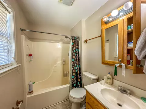 Bath - 204 Saddle Brook Ct, Berea, KY 40403 photo 1 of 2