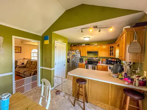 Kitchen - 204 Saddle Brook Ct, Berea, KY 40403 photo 2 of 2