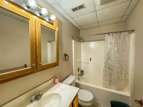 Bath - 204 Saddle Brook Ct, Berea, KY 40403 photo 2 of 2