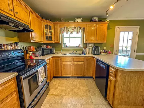 Kitchen - 204 Saddle Brook Ct, Berea, KY 40403 photo 1 of 2
