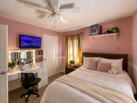 Bedroom - 204 Saddle Brook Ct, Berea, KY 40403 photo 2 of 2