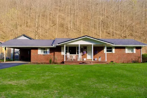 30 Amos Newsome Ln, Virgie, KY 41572