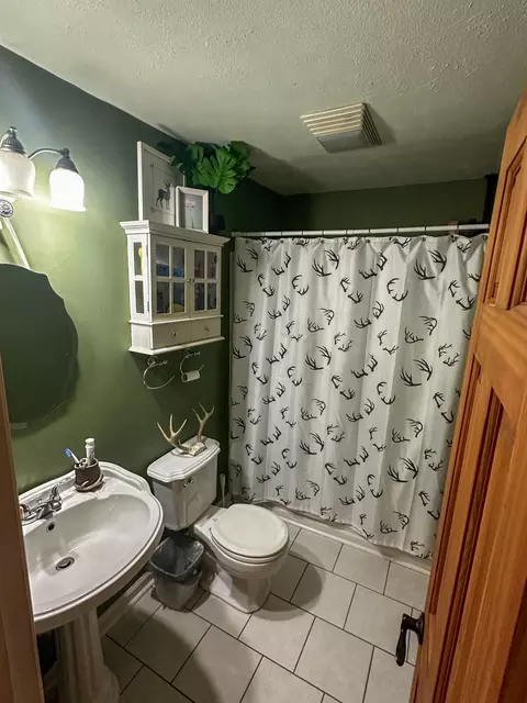 Bath - 569 E Ridge Rd, Richmond, KY 40475 photo 3 of 3