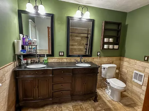Bath - 569 E Ridge Rd, Richmond, KY 40475 photo 2 of 3