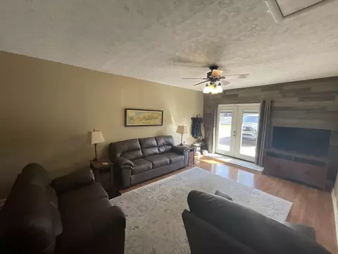Living - 110 Cherry Ln, Burnside, KY 42519 photo 6 of 8