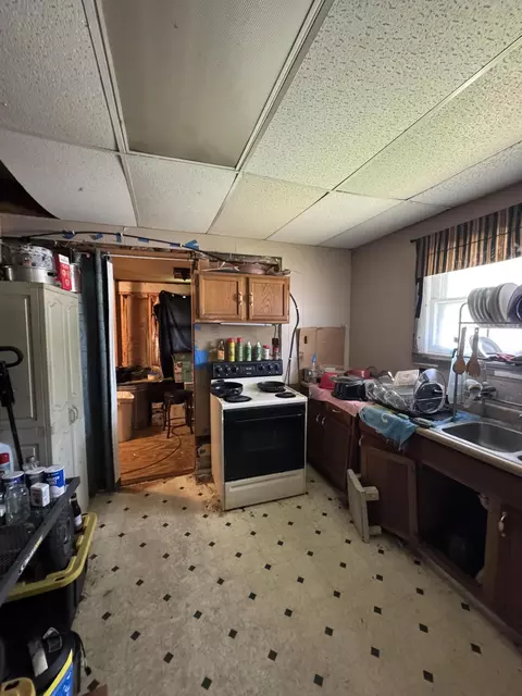 Kitchen - 305 Hamlin Ave, Corbin, KY 40701 photo 2 of 3