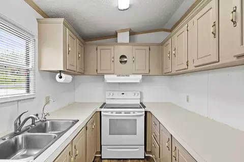 Kitchen - 80 Fox Run Rd, Morehead, KY 40351 photo 2 of 2