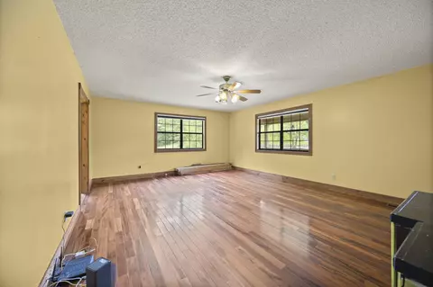 Living - 576 Laxton Rd, Strunk, KY 42649 photo 2 of 4