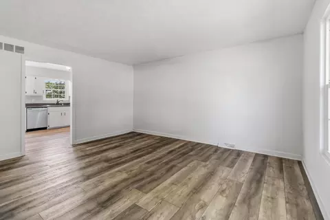 Living - 103 Longview Ct, Lancaster, KY 40444 photo 2 of 6