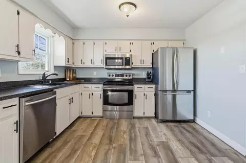 Kitchen - 103 Longview Ct, Lancaster, KY 40444 photo 2 of 3
