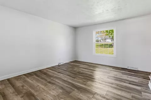Living - 103 Longview Ct, Lancaster, KY 40444 photo 4 of 6