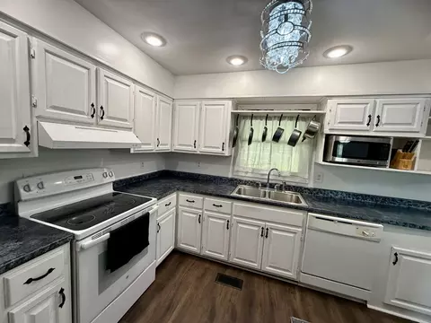 Kitchen - 2308 Ky-312, Corbin, KY 40701 photo 3 of 4