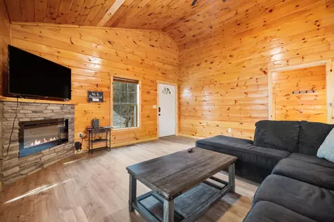 Living - 1134 Cliffview Rd, Campton, KY 41301 photo 2 of 4