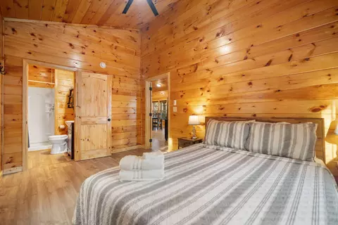 Bedroom - 1134 Cliffview Rd, Campton, KY 41301 photo 3 of 6