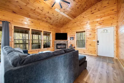 Living - 1134 Cliffview Rd, Campton, KY 41301 photo 3 of 4