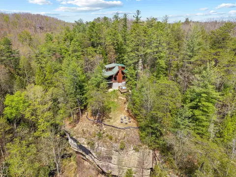 498 Lakeside Dr, Zoe, KY 41397