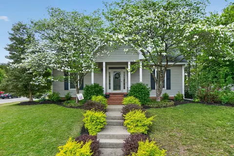 1055 Forest Lake Dr, Lexington, KY 40515