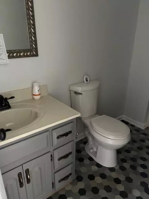 Bath - 815 Moberly Bend Rd, Corbin, KY 40701 photo 3 of 5
