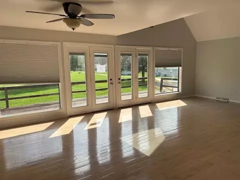 Living - 815 Moberly Bend Rd, Corbin, KY 40701 photo 1 of 1