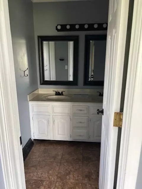 Bath - 815 Moberly Bend Rd, Corbin, KY 40701 photo 1 of 5