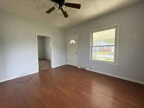 Living - 222 Hamlin Ave, Corbin, KY 40701 photo 2 of 4