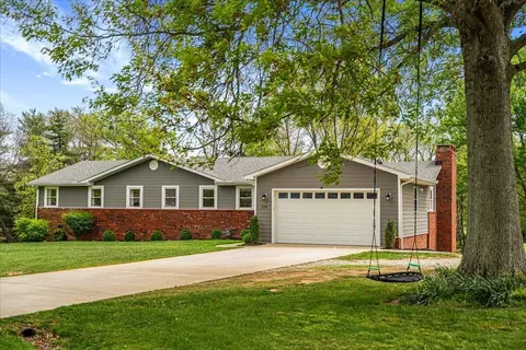 170 Barberry Ln, Berea, KY 40403