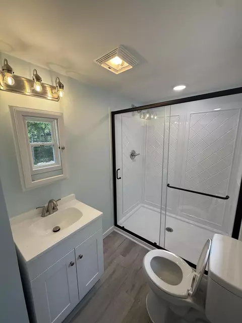 Bath - 42 Moore Hill Ave, Corbin, KY 40701 photo 2 of 3