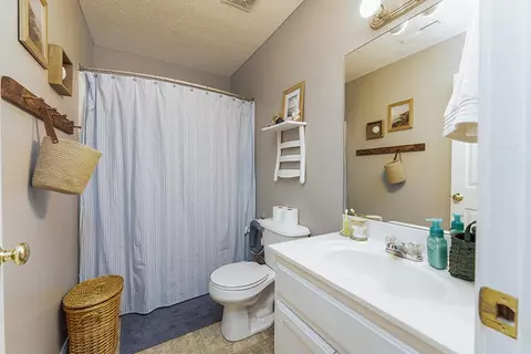 Bath - 101 Doe Run Dr, Lancaster, KY 40444 photo 1 of 1