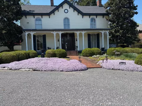 305 S Main St, Versailles, KY 40383