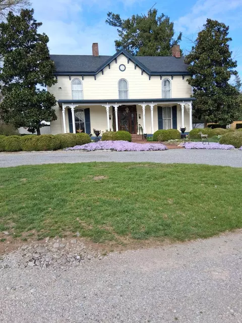 305 S Main St, Versailles, KY 40383