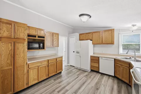Kitchen - 129 Griggs Rd, Waco, KY 40385 photo 2 of 4