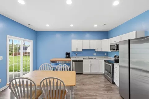 Kitchen - 140 John Davis Dr, Georgetown, KY 40324 photo 2 of 4