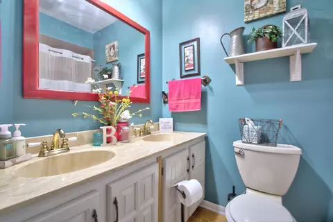 Bath - 1512 Maple Ln, Corbin, KY 40701 photo 4 of 5