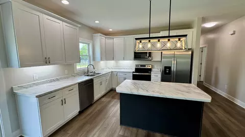 Kitchen - 287 Rolling Meadows Dr, Lancaster, KY 40444 photo 2 of 3