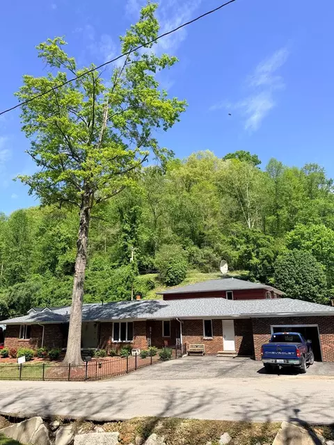 685 Mays Branch Rd, Prestonsburg, KY 41653