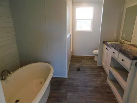 Bath - 413 Bethlehem Rd, Waco, KY 40385 photo 3 of 4