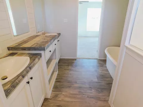 Bath - 413 Bethlehem Rd, Waco, KY 40385 photo 2 of 4