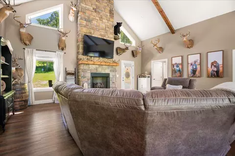 Living - 504 Wells Rd, Corbin, KY 40701 photo 2 of 4