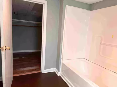 Bath - 122 Bishop St, Corbin, KY 40701 photo 3 of 5