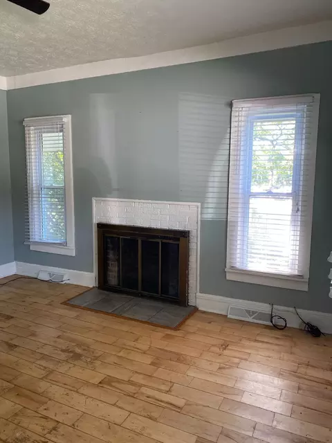 Living - 122 Bishop St, Corbin, KY 40701 photo 2 of 5