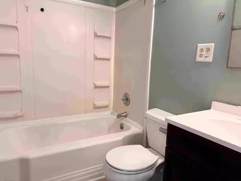 Bath - 122 Bishop St, Corbin, KY 40701 photo 2 of 5