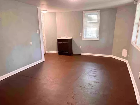 Living - 122 Bishop St, Corbin, KY 40701 photo 5 of 5