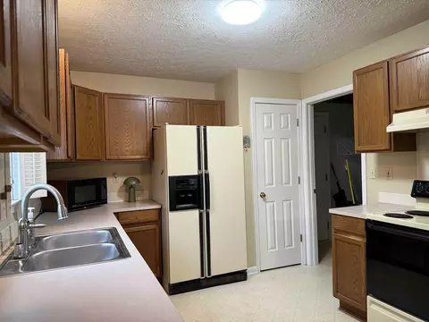 Kitchen - 105 Bronte Pl, Georgetown, KY 40324 photo 3 of 3
