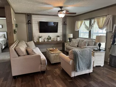Living - 280 Piney Hill Rd, Corbin, KY 40701 photo 1 of 2