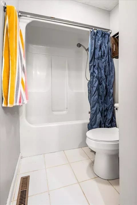 Bath - 7620 Todd St, Corbin, KY 40701 photo 2 of 4