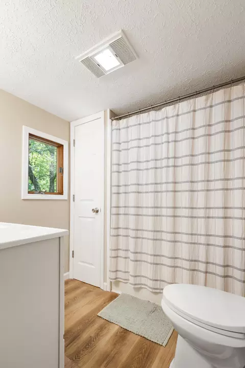 Bath - 391 N Hills Rd, Corbin, KY 40701 photo 2 of 3